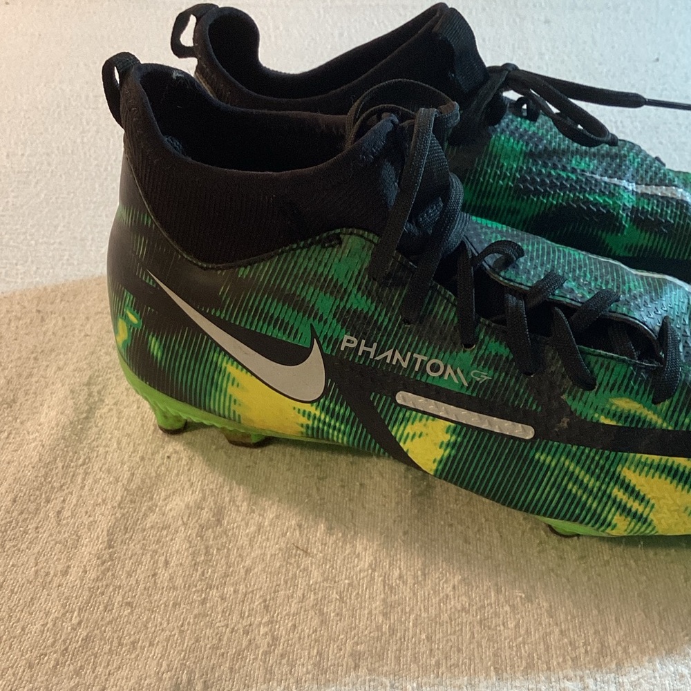 Nike Kids Green Phantom Soccer Shoes - Picture 2 of 7